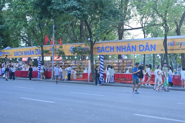 Nhiều trải nghiệm mới, hấp dẫn tại Hội Sách Hà Nội 2025- Ảnh 1.