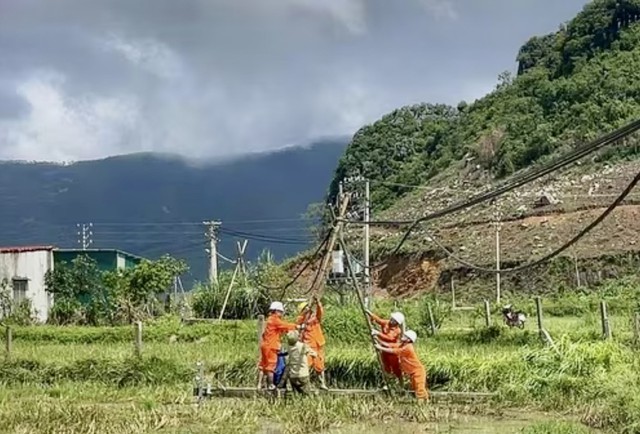 PC Thanh Hóa: Huy động tổng lực khắc phục sự cố điện sau bão số 10- Ảnh 2.