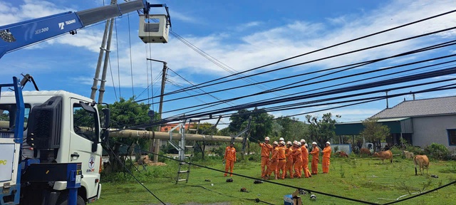 EVNCPC: Xuyên đêm khôi phục lưới điện sau bão số 10- Ảnh 2.