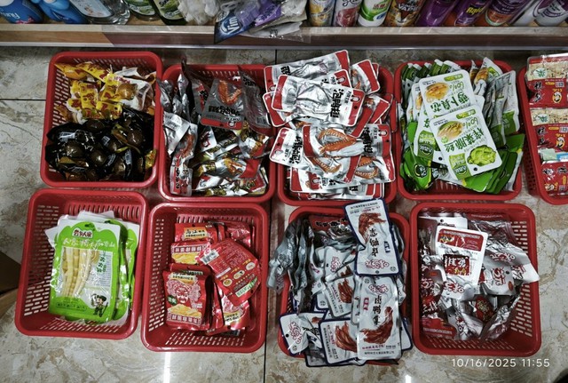 Cận cảnh 2.087 món hàng nhập lậu tại chuỗi siêu thị mini ở Đà Nẵng: Bao nhiêu rượu, thuốc lá bị tịch thu?- Ảnh 3.