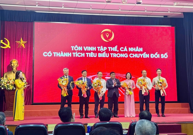 Thành phố Huế xếp thứ hai toàn quốc về chuyển đổi số năm 2024- Ảnh 1. Thành phố Huế xếp thứ hai toàn quốc về chuyển đổi số năm 2024- Ảnh 1.
