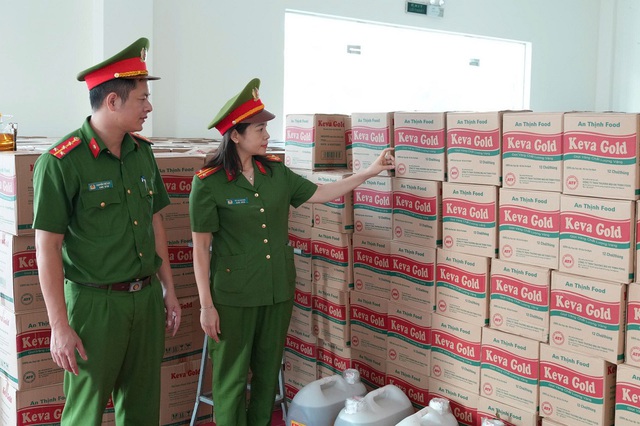 Cận cảnh xưởng sản xuất dầu ăn giả ở Nghệ An: Đã bán 2,7 triệu lít khắp các tỉnh, thu lợi 75 tỷ đồng- Ảnh 3. Cận cảnh xưởng sản xuất dầu ăn giả ở Nghệ An: Đã bán 2,7 triệu lít khắp các tỉnh, thu lợi 75 tỷ đồng- Ảnh 3.