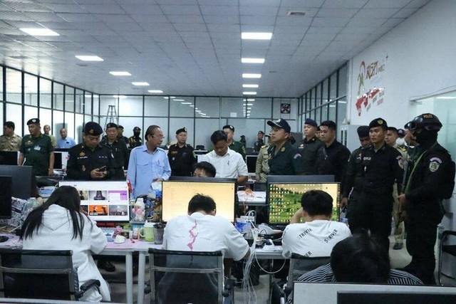 Lực lượng chức năng Campuchia bắt giữ hơn 1.000 nghi phạm liên quan lừa đảo trực tuyến hồi tháng 7 - Ảnh minh họa: Bộ Thông tin Campuchia Lực lượng chức năng Campuchia bắt giữ hơn 1.000 nghi phạm liên quan lừa đảo trực tuyến hồi tháng 7 - Ảnh minh họa: Bộ Thông tin Campuchia
