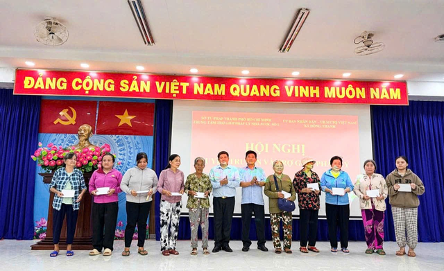 TP. Hồ Chí Minh: Tuyên truyền và trợ giúp pháp lý cho người dân xã Đông Thạnh- Ảnh 3. TP. Hồ Chí Minh: Tuyên truyền và trợ giúp pháp lý cho người dân xã Đông Thạnh- Ảnh 3.