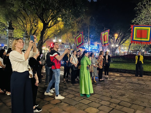 Văn Miếu - Quốc Tử Giám “thắp sáng” không gian tri thức tại Festival Thăng Long - Hà Nội 2025- Ảnh 1. Văn Miếu - Quốc Tử Giám “thắp sáng” không gian tri thức tại Festival Thăng Long - Hà Nội 2025- Ảnh 1.