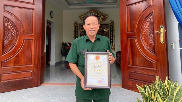Người giữ hồn mật ngọt: Ba mươi năm và giấc mơ giữ nghề cho con cháu- Ảnh 5. Người giữ hồn mật ngọt: Ba mươi năm và giấc mơ giữ nghề cho con cháu- Ảnh 5.