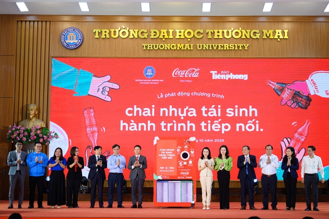 Vận hành loạt máy thu gom chai nhựa, lon nhôm tại Hà Nội- Ảnh 1. Vận hành loạt máy thu gom chai nhựa, lon nhôm tại Hà Nội- Ảnh 1.