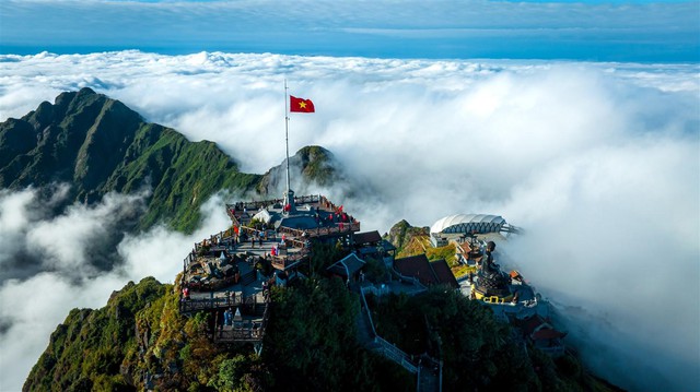 Lạc vào “miền cổ tích” trên đỉnh Fansipan mùa mây- Ảnh 1. Lạc vào “miền cổ tích” trên đỉnh Fansipan mùa mây- Ảnh 1.