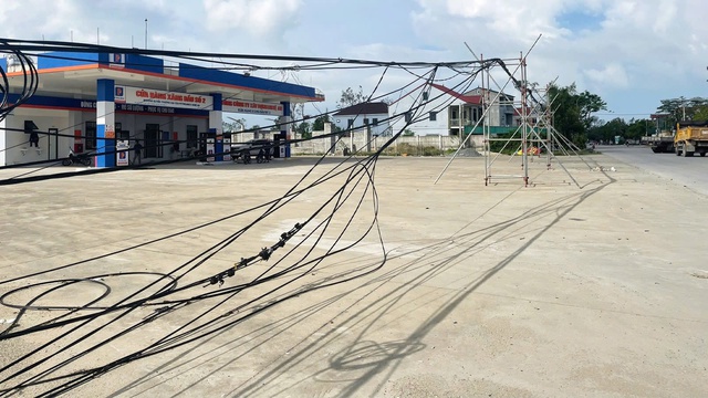 Nghệ An: Nguy cơ mất an toàn từ đường dây điện, cáp viễn thông- Ảnh 1. Nghệ An: Nguy cơ mất an toàn từ đường dây điện, cáp viễn thông- Ảnh 1.