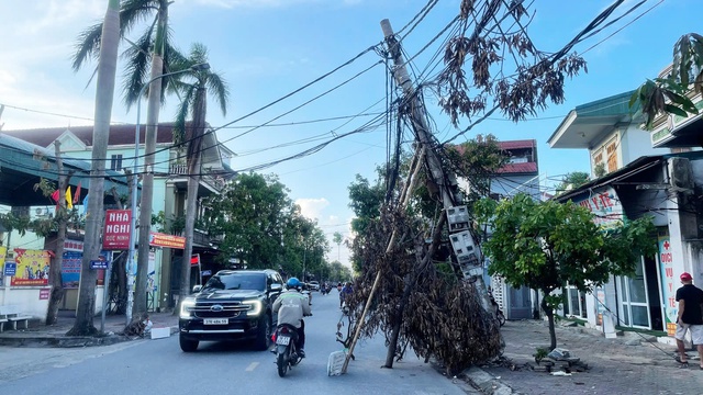 Nghệ An: Nguy cơ mất an toàn từ đường dây điện, cáp viễn thông- Ảnh 4. Nghệ An: Nguy cơ mất an toàn từ đường dây điện, cáp viễn thông- Ảnh 4.