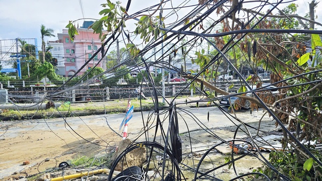 Nghệ An: Nguy cơ mất an toàn từ đường dây điện, cáp viễn thông- Ảnh 6. Nghệ An: Nguy cơ mất an toàn từ đường dây điện, cáp viễn thông- Ảnh 6.