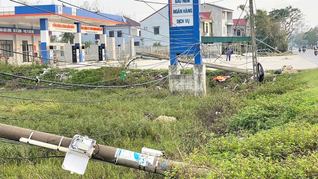 Nghệ An: Nguy cơ mất an toàn từ đường dây điện, cáp viễn thông- Ảnh 2. Nghệ An: Nguy cơ mất an toàn từ đường dây điện, cáp viễn thông- Ảnh 2.
