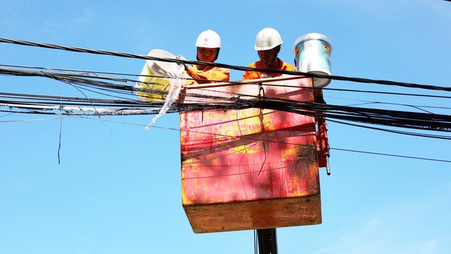 Nghệ An: Nguy cơ mất an toàn từ đường dây điện, cáp viễn thông- Ảnh 3. Nghệ An: Nguy cơ mất an toàn từ đường dây điện, cáp viễn thông- Ảnh 3.