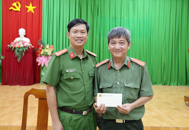 An Giang: Khen thưởng nóng Công an xã Óc Eo trong vụ cướp giật tài sản- Ảnh 1.