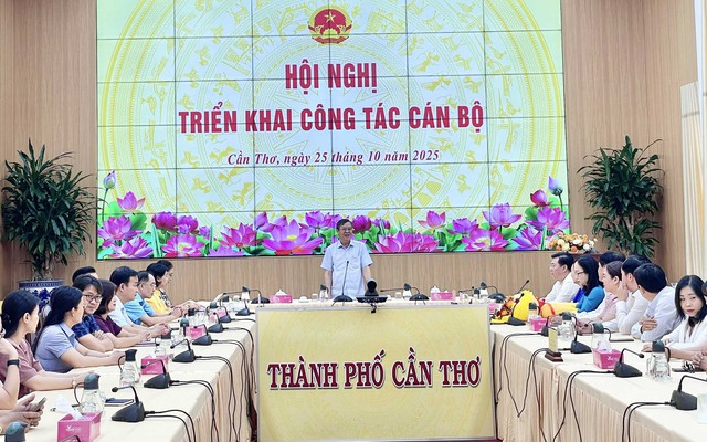 Trao quyết định bổ nhiệm Chánh Văn phòng UBND TP Cần Thơ- Ảnh 1. Trao quyết định bổ nhiệm Chánh Văn phòng UBND TP Cần Thơ- Ảnh 1.