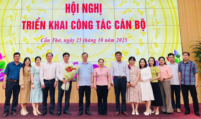 Trao quyết định bổ nhiệm Chánh Văn phòng UBND TP Cần Thơ- Ảnh 3. Trao quyết định bổ nhiệm Chánh Văn phòng UBND TP Cần Thơ- Ảnh 3.