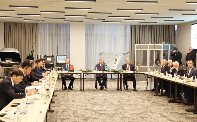 Thăm DN hơn 60 tuổi của Bulgaria, Tổng Bí thư muốn Việt Nam hợp tác sản xuất thiết bị bay không người lái- Ảnh 3. Thăm DN hơn 60 tuổi của Bulgaria, Tổng Bí thư muốn Việt Nam hợp tác sản xuất thiết bị bay không người lái- Ảnh 3.