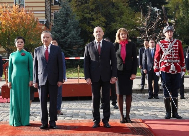 Thăm DN hơn 60 tuổi của Bulgaria, Tổng Bí thư muốn Việt Nam hợp tác sản xuất thiết bị bay không người lái- Ảnh 4. Thăm DN hơn 60 tuổi của Bulgaria, Tổng Bí thư muốn Việt Nam hợp tác sản xuất thiết bị bay không người lái- Ảnh 4.