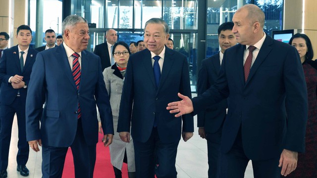 Thăm DN hơn 60 tuổi của Bulgaria, Tổng Bí thư muốn Việt Nam hợp tác sản xuất thiết bị bay không người lái- Ảnh 1. Thăm DN hơn 60 tuổi của Bulgaria, Tổng Bí thư muốn Việt Nam hợp tác sản xuất thiết bị bay không người lái- Ảnh 1.