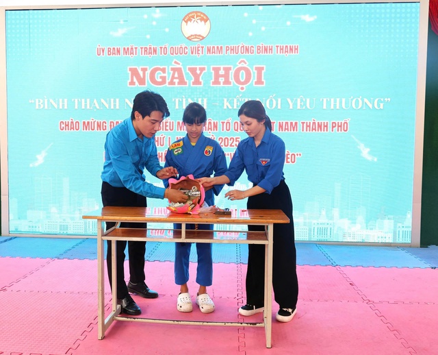 TP.HCM: Ngày hội “Bình Thạnh nghĩa tình - Kết nối yêu thương” vận động hơn 1,6 tỷ đồng cho 2 quỹ- Ảnh 3.