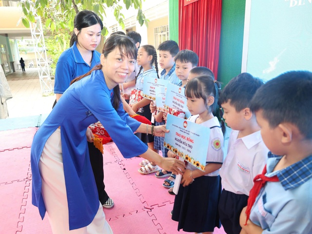 TP.HCM: Ngày hội “Bình Thạnh nghĩa tình - Kết nối yêu thương” vận động hơn 1,6 tỷ đồng cho 2 quỹ- Ảnh 2.