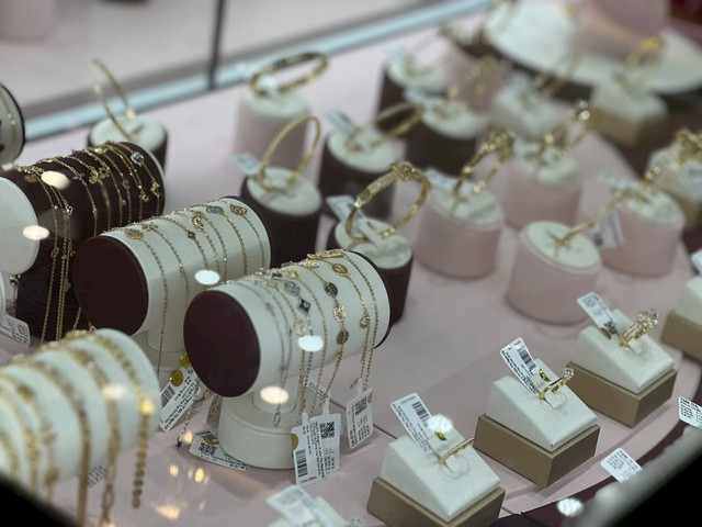 Giá vàng hôm nay 27/10: Duy trì ở mức cao- Ảnh 1.