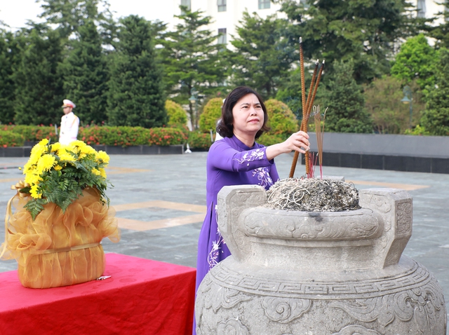 Bắc Ninh: Đoàn đại biểu dự Đại hội MTTQ tỉnh dâng hương tưởng niệm các Anh hùng liệt sĩ- Ảnh 2. Bắc Ninh: Đoàn đại biểu dự Đại hội MTTQ tỉnh dâng hương tưởng niệm các Anh hùng liệt sĩ- Ảnh 2.