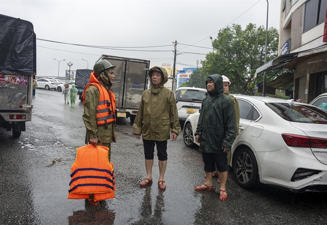 Thành phố Huế:  Chủ động kích hoạt các phương án phòng, chống thiên tai, bảo đảm an toàn tính mạng, tài sản của Nhân dân- Ảnh 1. Thành phố Huế:  Chủ động kích hoạt các phương án phòng, chống thiên tai, bảo đảm an toàn tính mạng, tài sản của Nhân dân- Ảnh 1.