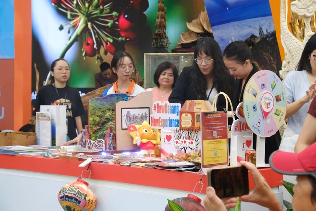Gian hàng Đà Nẵng khuấy động Hội chợ Mùa Thu 2025 tại Đông Anh- Ảnh 3. Gian hàng Đà Nẵng khuấy động Hội chợ Mùa Thu 2025 tại Đông Anh- Ảnh 3.