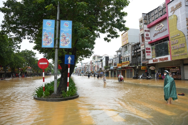 Thành phố Huế:  Chủ động kích hoạt các phương án phòng, chống thiên tai, bảo đảm an toàn tính mạng, tài sản của Nhân dân- Ảnh 2. Thành phố Huế:  Chủ động kích hoạt các phương án phòng, chống thiên tai, bảo đảm an toàn tính mạng, tài sản của Nhân dân- Ảnh 2.