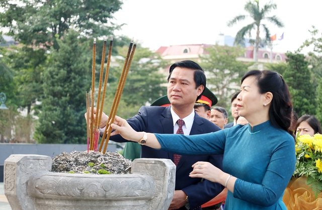 Bắc Ninh: Đoàn đại biểu dự Đại hội MTTQ tỉnh dâng hương tưởng niệm các Anh hùng liệt sĩ- Ảnh 3. Bắc Ninh: Đoàn đại biểu dự Đại hội MTTQ tỉnh dâng hương tưởng niệm các Anh hùng liệt sĩ- Ảnh 3.