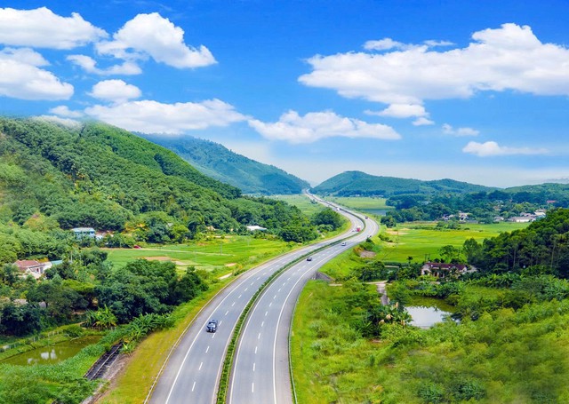 Cấm một số phương tiện lưu thông trên làn 1 cao tốc đoạn Nội Bài - Yên Bái trong vòng 1 tháng- Ảnh 1. Cấm một số phương tiện lưu thông trên làn 1 cao tốc đoạn Nội Bài - Yên Bái trong vòng 1 tháng- Ảnh 1.