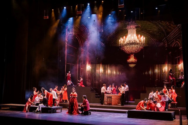 Khán giả Thủ đô “hòa mình” vào dòng chảy cảm xúc mãnh liệt của La Traviata- Ảnh 1. Khán giả Thủ đô “hòa mình” vào dòng chảy cảm xúc mãnh liệt của La Traviata- Ảnh 1.