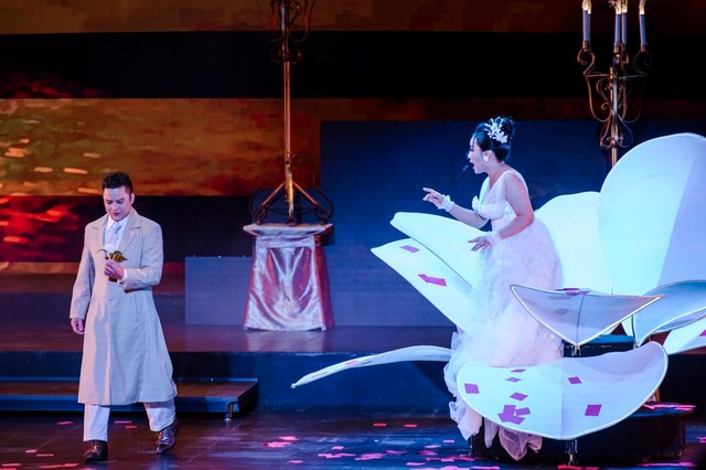 Khán giả Thủ đô “hòa mình” vào dòng chảy cảm xúc mãnh liệt của La Traviata- Ảnh 3. Khán giả Thủ đô “hòa mình” vào dòng chảy cảm xúc mãnh liệt của La Traviata- Ảnh 3.