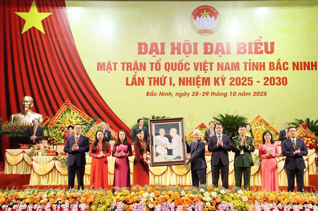 Bà Nguyễn Thị Hà được tín nhiệm giữ chức Chủ tịch Ủy ban MTTQ Việt Nam tỉnh Bắc Ninh nhiệm kỳ mới- Ảnh 2. Bà Nguyễn Thị Hà được tín nhiệm giữ chức Chủ tịch Ủy ban MTTQ Việt Nam tỉnh Bắc Ninh nhiệm kỳ mới- Ảnh 2.