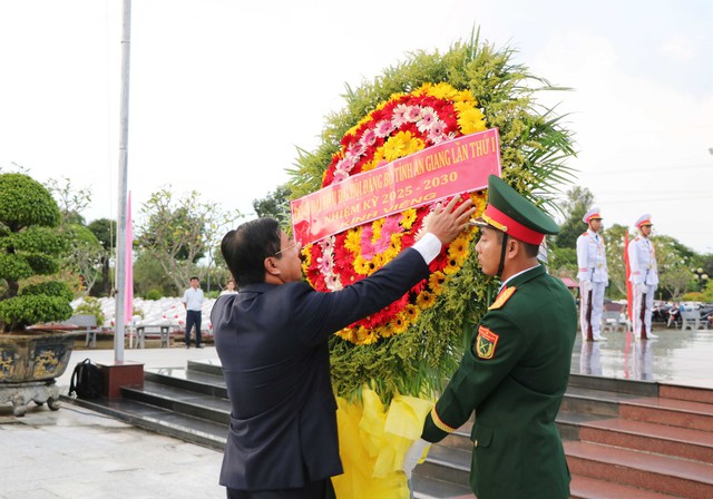 Đoàn đại biểu Tỉnh ủy An Giang viếng Nghĩa trang liệt sĩ tỉnh nhân Đại hội Đảng bộ tỉnh lần thứ I- Ảnh 1.