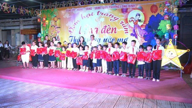 Phường Long Bình tổ chức Tết Trung thu cho thiếu nhi- Ảnh 2. Phường Long Bình tổ chức Tết Trung thu cho thiếu nhi- Ảnh 2.