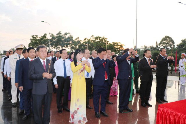 Đoàn đại biểu Tỉnh ủy An Giang viếng Nghĩa trang liệt sĩ tỉnh nhân Đại hội Đảng bộ tỉnh lần thứ I- Ảnh 3.