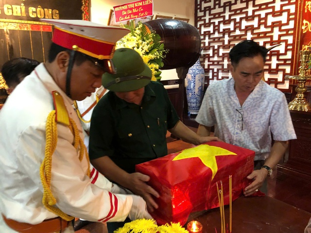 TP.HCM: Trang trọng tiễn đưa 2 hài cốt liệt sĩ về với quê hương- Ảnh 5.