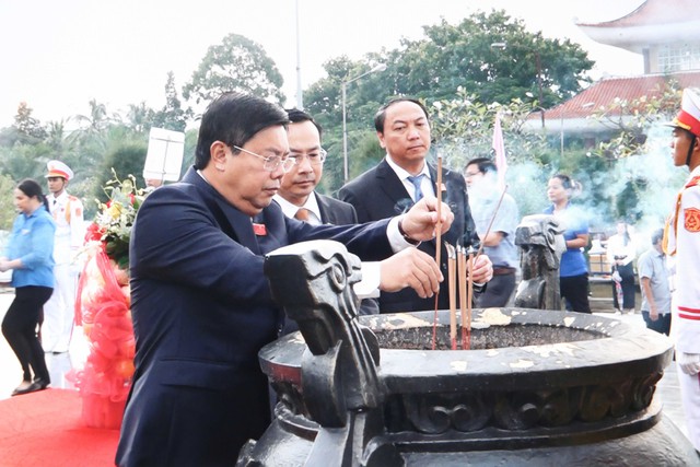 Đoàn đại biểu Tỉnh ủy An Giang viếng Nghĩa trang liệt sĩ tỉnh nhân Đại hội Đảng bộ tỉnh lần thứ I- Ảnh 4.