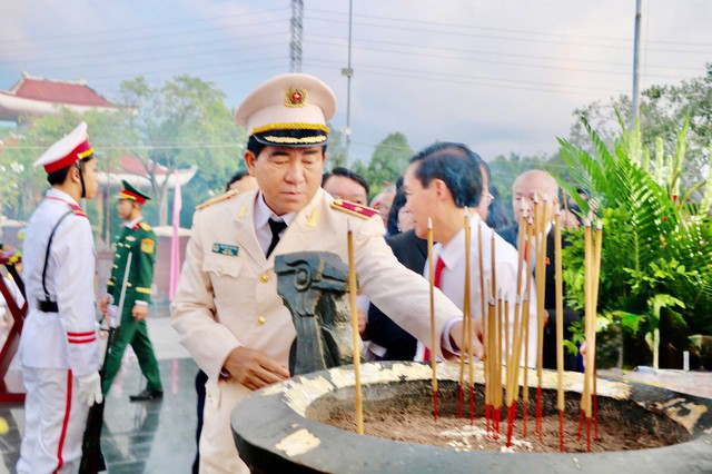 Đoàn đại biểu Tỉnh ủy An Giang viếng Nghĩa trang liệt sĩ tỉnh nhân Đại hội Đảng bộ tỉnh lần thứ I- Ảnh 5.
