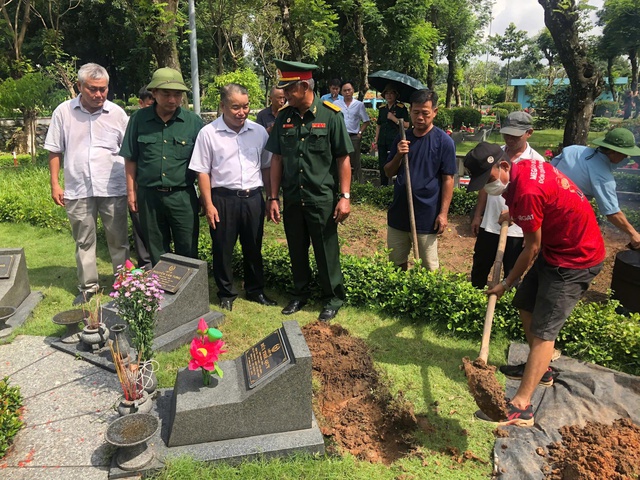TP.HCM: Trang trọng tiễn đưa 2 hài cốt liệt sĩ về với quê hương- Ảnh 3.