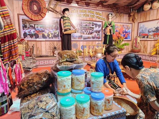 Khai mạc Liên hoan Văn hóa ẩm thực xứ Thanh năm 2025: “Đậm bản sắc - Bừng tinh hoa”- Ảnh 4.