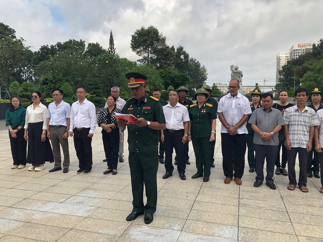 TP.HCM: Trang trọng tiễn đưa 2 hài cốt liệt sĩ về với quê hương- Ảnh 1.
