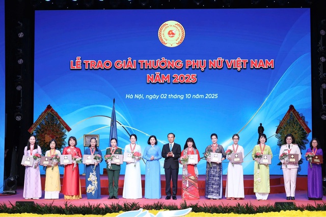 Giám đốc Bệnh viện Phụ sản TP Cần Thơ được vinh danh giải thưởng Phụ nữ Việt Nam năm 2025- Ảnh 1.