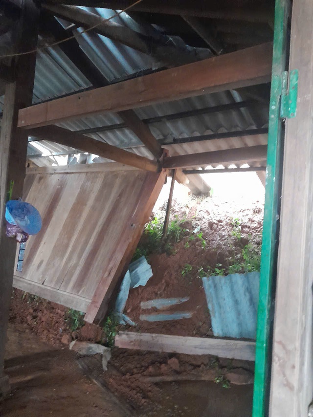 Nhiều ngôi nhà tại xã Trạm Tấu bị sập