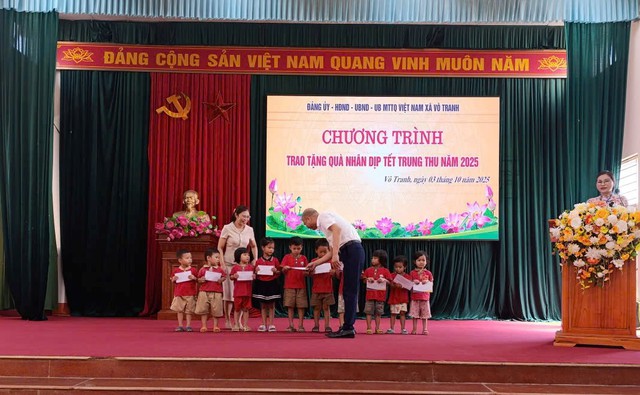 VPĐD Tạp chí DN&TT tại Thái Nguyên: Trao quà Tết Trung thu cho các cháu tại xã Vô Tranh- Ảnh 1.