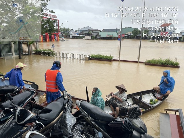 Đà Nẵng: Khi người thợ điện đồng hành cùng người dân vùng lũ- Ảnh 1.