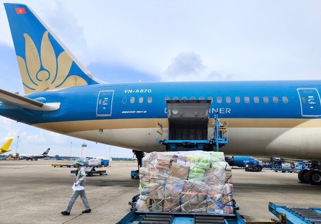 Vietnam Airlines tiếp nhận và vận chuyển miễn phí hàng hóa hỗ trợ vùng lũ- Ảnh 1. Vietnam Airlines tiếp nhận và vận chuyển miễn phí hàng hóa hỗ trợ vùng lũ- Ảnh 1.