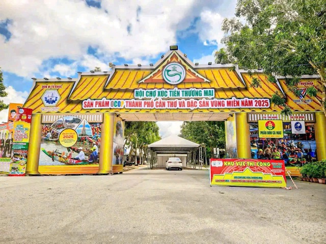 Hơn 400 gian hàng hội tụ tại Hội chợ Xúc tiến thương mại sản phẩm OCOP TP. Cần Thơ và đặc sản vùng miền năm 2025- Ảnh 1. Hơn 400 gian hàng hội tụ tại Hội chợ Xúc tiến thương mại sản phẩm OCOP TP. Cần Thơ và đặc sản vùng miền năm 2025- Ảnh 1.